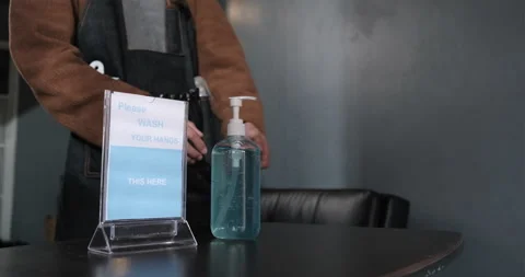 Barber Shop customer use hand sanitizer, alcohol gel  Vidéo 135549097