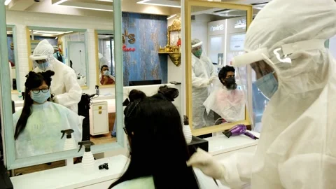 Barber shops and salons reopen with restrictions Vídeos de archivo 133748635