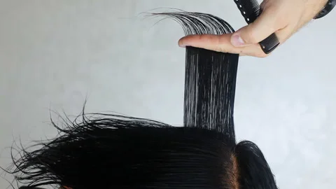 Barber shows scratching techniques and cutting hair on a mannequin Stock Footage 143950927