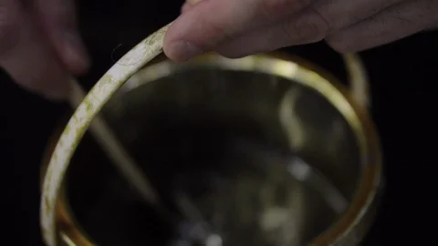 Barber stirs wax 動画素材 88157854