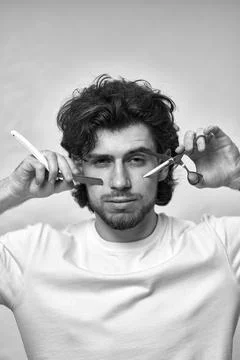 Barber testing the sharpness of blade before cutting. Stockfoto's