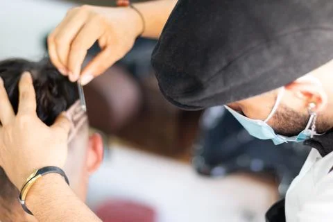 Barber using face mask, doing Highborn and freestyle by hand. Foto stock