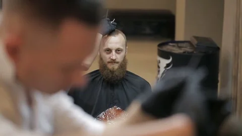 Barber using scissors and comb Video stock 85175132