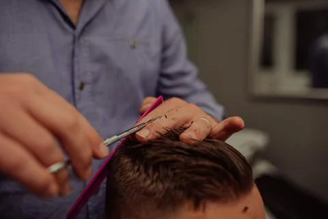 Barber using scissors and comb Foto stock
