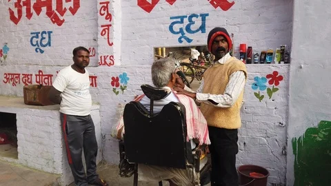 Barbers of Varanasi Vídeos de archivo 116549872
