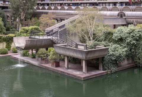 The Barbican Centre's unique multi-level water gardens, which seamlessly in.. Fotos de archivo