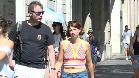 Barcelona basks in sunshine as temperatures reach 33ºC, Barcelona, ES - 05 Aug 2 Видео 341489447