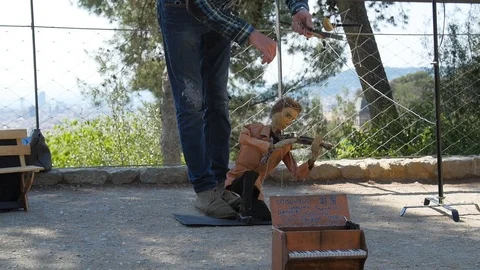 Barcelona Performer Puppet Playing Violin from the Mountains Cataluyna Spain Video stock 93568656