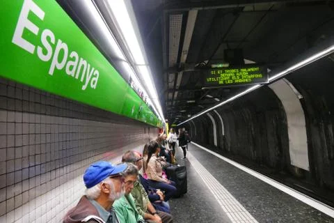 Barcelona Spain circa November 2016 Barcelona metro station tunnel with people s Foto stock