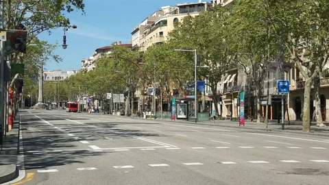 Barcelona, Spain - March 29, 2020: Empty Passeig de Gracia street, Barcelona Video stock 128374635