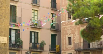 BARCELONA, SPAIN, MAY 22, 2017: Barcelona Plaza Real, famous square with Stock-Footage 86149058