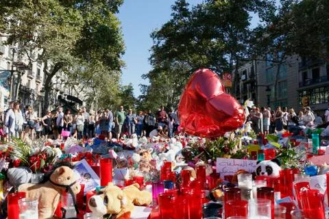 Barcelona's Rambla after terroridt attack. Flowers and candles Foto stock