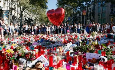 Barcelona's Rambla after terroridt attack. Flowers and candles Foto stock
