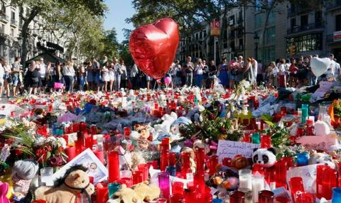 Barcelona's Rambla after terroridt attack. Flowers and candles Foto stock