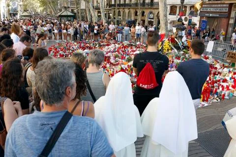 Barcelona's Rambla after terroridt attack. Flowers and candles Foto stock