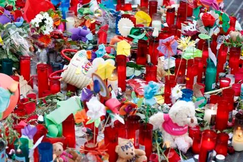 Barcelona's Rambla after terroridt attack. Flowers and candle Foto stock