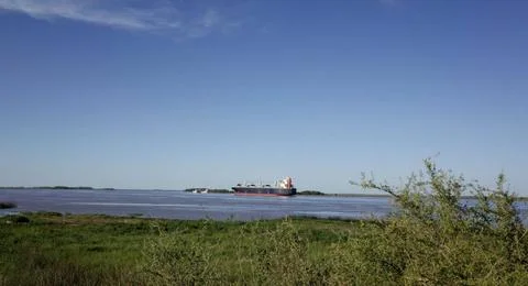  Barco cerealero de exportacion navega por la costa del rio Parana cerca d... Stock Photos