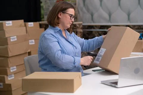 Barcode scanner package to verify product shipping online orders, SME online Stock-Fotos