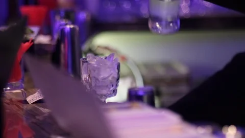 Bardender pouring 2 coctails orange 스톡 동영상 102771735