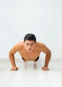 Bare-chested Hispanic man doing push-ups Foto stock