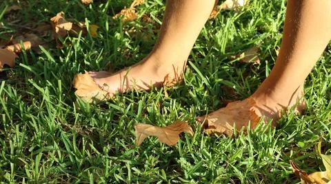 Bare feet grass Stock-Fotos