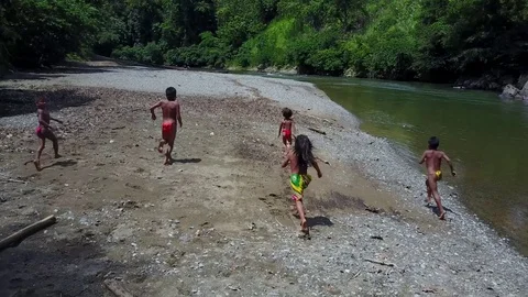 La Madre Asiatica Felice E La Figlia Adolescente Amano Vedere Il Bellissimo  Paesaggio Della Foresta Tropicale Con Il Flusso D'acqu Stock Footage -  Video di famiglia, lussare: 236629790