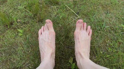 Bare feet resting on green grass outdoors. Close-up view of toes and skin  스톡 동영상 338201418