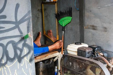 Bare Feet Resting in a Small Workshop Shed Stock-Fotos