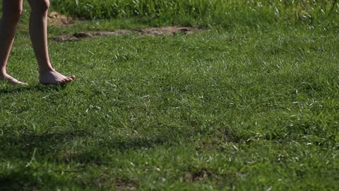 Bare feet walking on the grass, concept of freedom and happiness Stock Footage 89612802