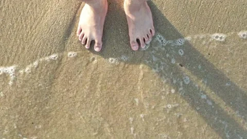 Bare foot on the beach Video stock 140378239
