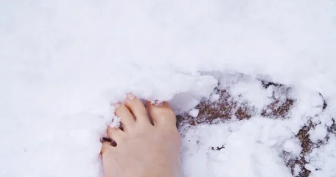 Bare foot with long toenails playing with cold snow 4K 스톡 동영상 105807472