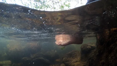 Bare foot soak in the waterfall. Video stock 99402119