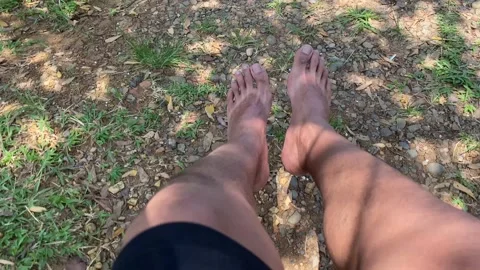 Bare foot on swing 库存影片 333177912