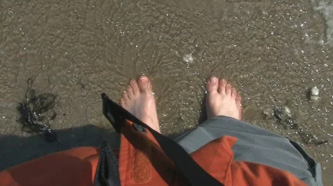 Barefeet on strand Video stock 708938