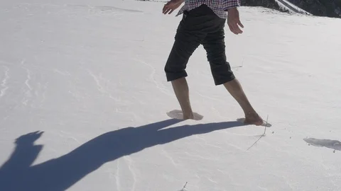 Barefoot on fresh snow Video stock 87612986