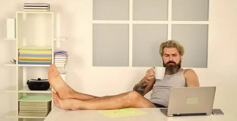 Barefoot guy working from home. Developer work computer. Social networks Foto stock
