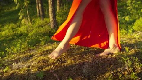 Barefoot on the moss Видео 202311374