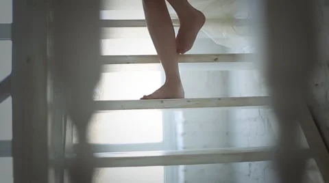 Barefoot on the stairs Vídeo Stock 47777878