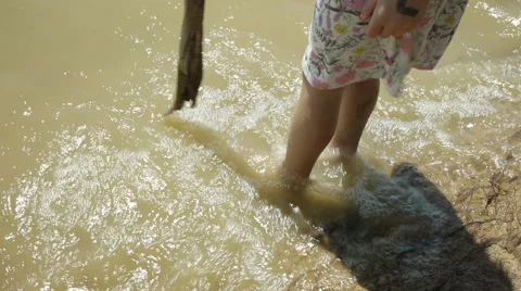 Barefoot in water Vidéo 54326682