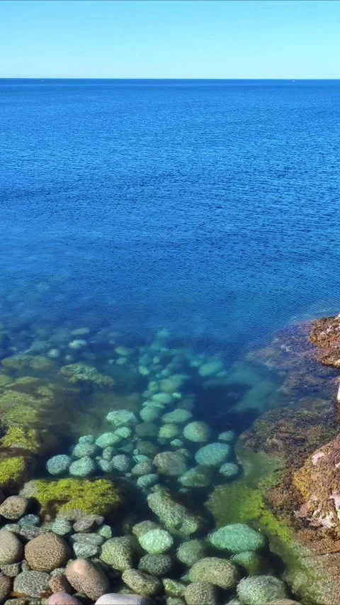 The Barents Sea. Beach in Teriberka, dragon eggs. Waves roll onto the beach. 스톡 동영상 290881476