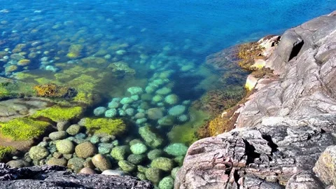 The Barents Sea. Beach in Teriberka, dragon eggs. Waves roll onto the beach. 스톡 동영상 294176253