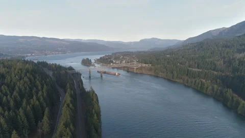 Barge on the Columbia River Vidéo 143676710