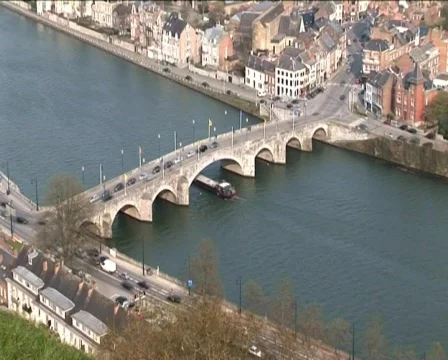 Barge crossing a stone bridge Stockbeeldmateriaal 697499