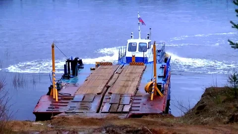 Barge - ferry.   Vidéo 82842097