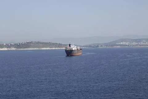 The barge goes to the shore Stock-Fotos
