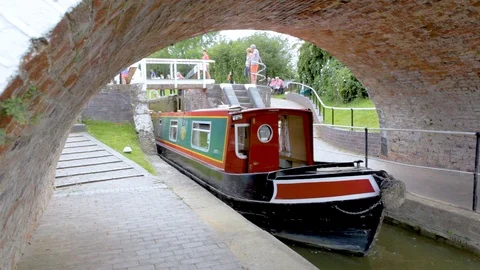Barge going under bridge 動画素材 99051145