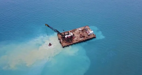 Barge lifts the sand using a ladle from the bottom of the sea. Видео 74904182