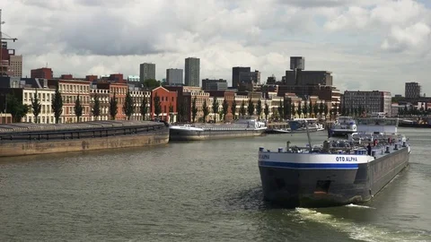 Barge maneuvre in Rotterdam Stock Footage 70014261