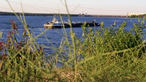 The barge moves towards the dam Video stock 77982616