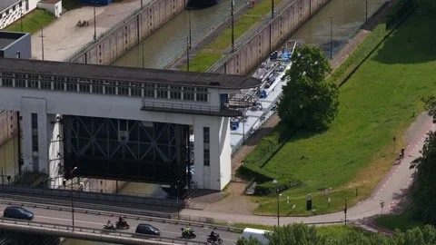 Barge navigating through a boat lift on a canal 库存影片 336323812